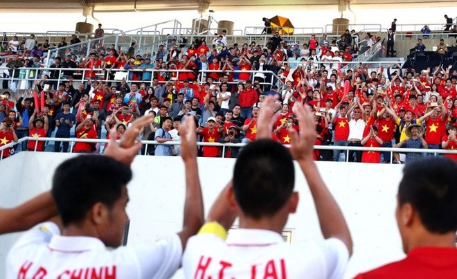 Cầu thủ U20 Việt Nam nắm tay, chào cảm ơn cổ động viên - Ảnh 2.