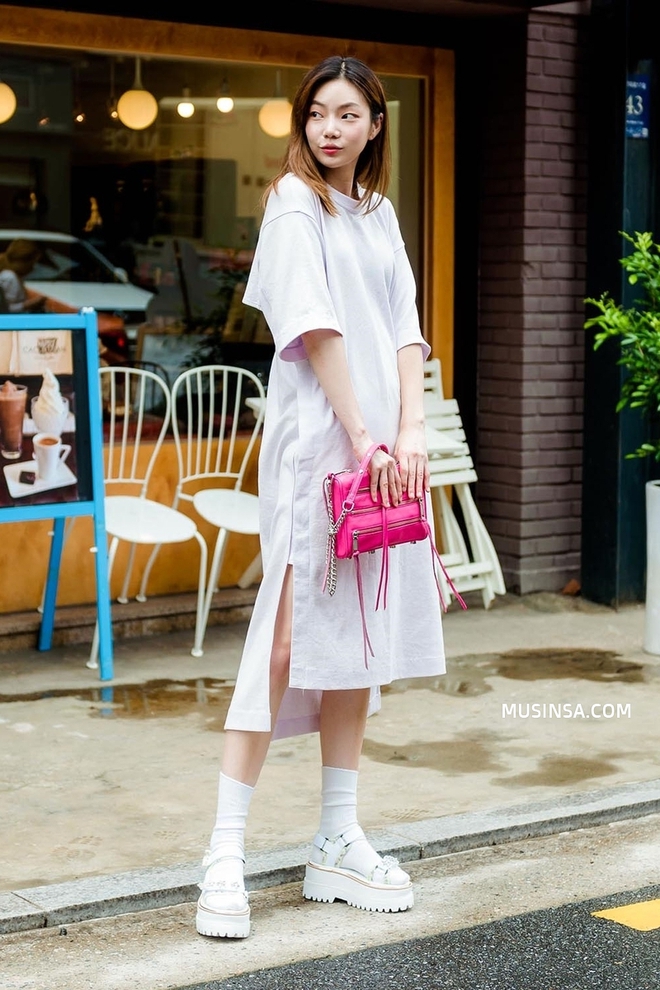 Mặc đẹp đơn giản:  mix áo phông và chân váy thành street style đẹp mê ly của giới trẻ Hàn - Ảnh 12.