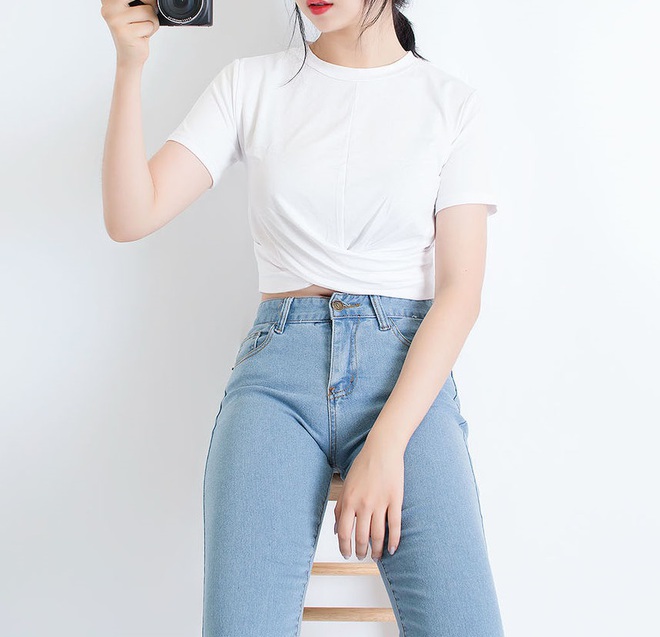 Diện crop top, sơmi b&acirc;y giờ cứ phải vắt ch&eacute;o, buộc vạt mới đ&uacute;ng trend! - Ảnh 11.