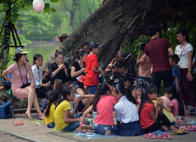 Chùm ảnh: Biển người đổ về khu vui chơi ở Hà Nội trong ngày đầu nghỉ lễ Quốc khánh - Ảnh 12.