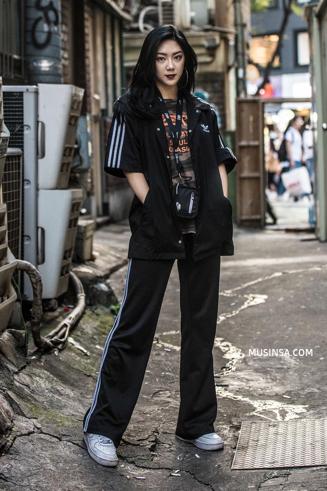 Lại phải xu&yacute;t xoa với street style thu đẹp khỏi b&agrave;n c&atilde;i của giới trẻ H&agrave;n - Ảnh 11.