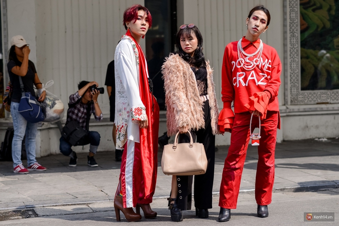 Street style ng&agrave;y đầu VIFW: Giới trẻ H&agrave; Nội ăn vận lồng lộn hơn hẳn năm trước, c&aacute;c nh&oacute;c t&igrave; mặc chất g&acirc;y b&atilde;o phố đi bộ - Ảnh 8.