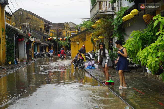 Người d&acirc;n Hội An trắng đ&ecirc;m lau dọn h&agrave;ng h&oacute;a, nh&agrave; cửa khi nước lũ vừa r&uacute;t - Ảnh 4.
