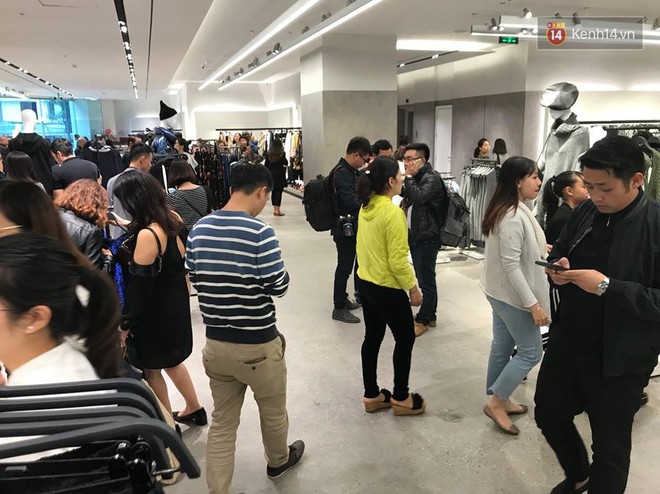 Zara Hà Nội khai trương: Tới trưa khách đông nghịt, ai cũng nô nức mua sắm như đi trẩy hội - Ảnh 22.