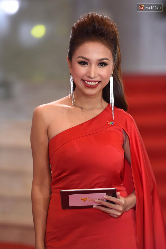 Dàn sao Việt lộng lẫy hội ngộ trên thảm đỏ VTV Awards 2017 - Ảnh 21.