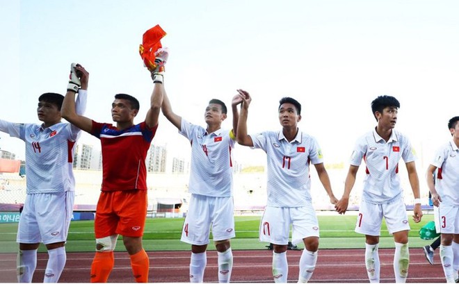 Cầu thủ U20 Việt Nam nắm tay, chào cảm ơn cổ động viên - Ảnh 3.
