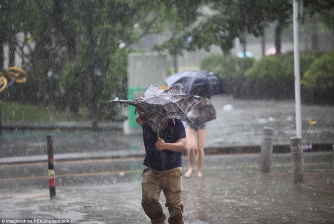 Chùm ảnh: Người dân Trung Quốc hoảng loạn chống chọi với siêu bão mạnh nhất trong năm - Ảnh 15.
