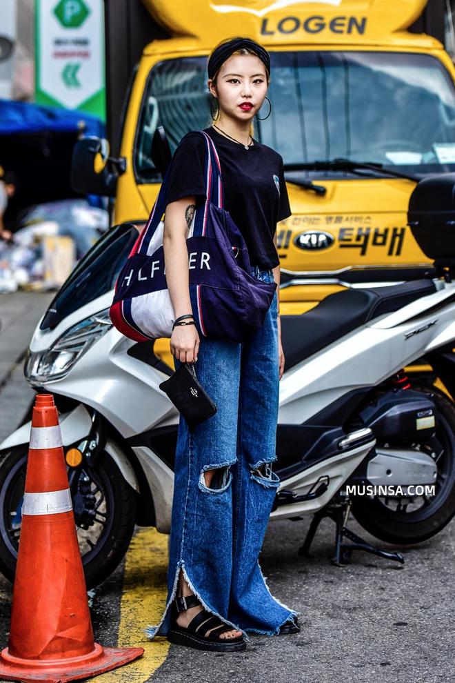 &Aacute;o ph&ocirc;ng, quần jeans, layering - 3 yếu tố đinh trong c&aacute;ch mix đồ chớm thu của giới trẻ H&agrave;n - Ảnh 13.