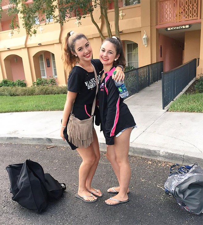 16 phụ nữ kh&ocirc;ng tuổi đứng cạnh con g&aacute;i m&agrave; chẳng kh&aacute;c n&agrave;o chị mẹ - Ảnh 23.