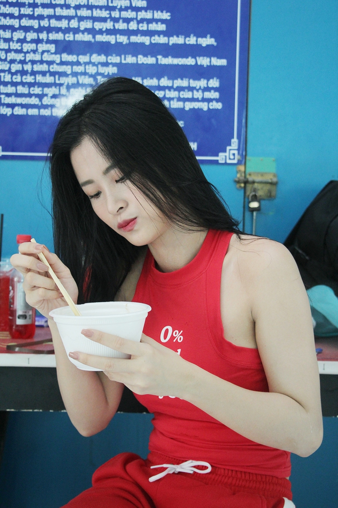 Đ&ocirc;ng Nhi ăn vội trong ph&ograve;ng tập, hứa hẹn thể hiện vũ đạo cực kh&oacute; nhưng đẹp mắt tại Asia Song Festival 2017 - Ảnh 2.