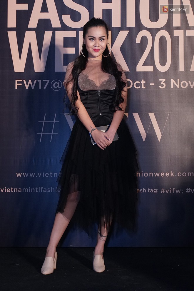 Thảm đỏ VIFW ngày 2: Giữa một dàn hot girl áo dài Quỳnh Anh Shyn, Salim... bỗng xuất hiện Linh Ka mặc váy trắng công chúa - Ảnh 18.