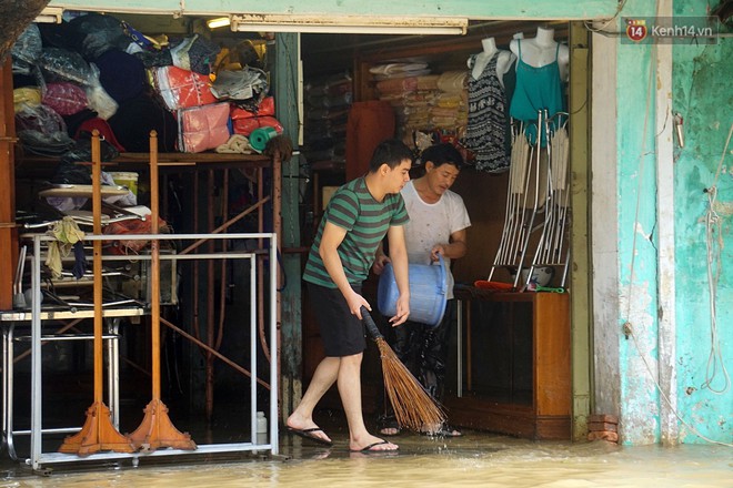 Người dân Hội An trắng đêm lau dọn hàng hóa, nhà cửa khi nước lũ vừa rút - Ảnh 3.