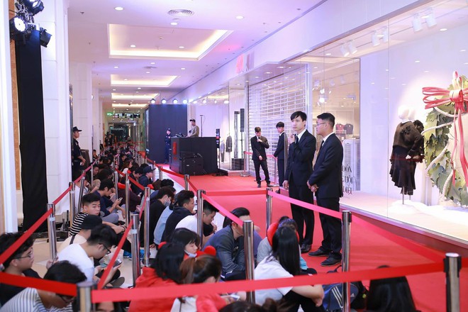 Khai trương H&M Hà Nội: Có hơn 2.000 người đổ về, các bạn trẻ vẫn phải xếp hàng dài chờ được vào mua sắm - Ảnh 36.