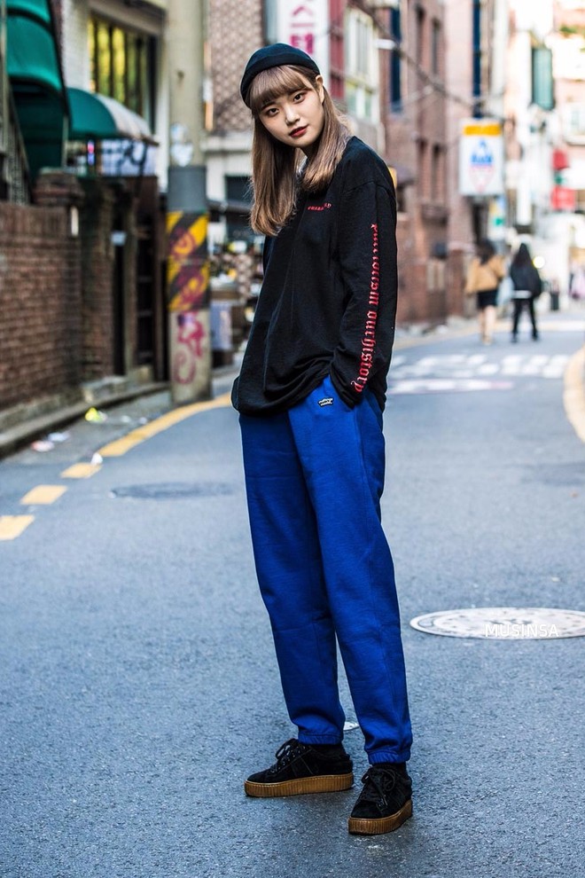 Ngắm street style màu mè nhưng chất lừ của giới trẻ Hàn, bạn sẽ học được chân kinh mặc đơn giản mà vẫn đẹp mê ly - Ảnh 12.