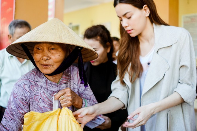 Hồ Ngọc Hà cùng mẹ về miền Trung hỗ trợ bà con sau bão Damrey - Ảnh 11. Hồ Ngọc Hà cùng mẹ về miền Trung hỗ trợ bà con sau bão Damrey - Ảnh 11.