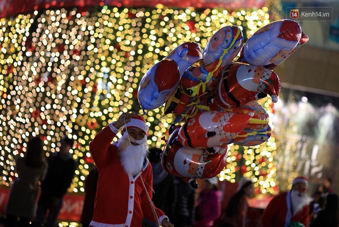 Bất chấp trời lạnh, người Đà Nẵng vẫn đổ ra đường đi chơi Noel sớm - Ảnh 10.