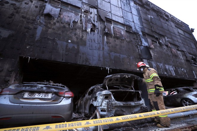 Nhà xe cháy rụi, khung cảnh tàn hoang từ vụ cháy lớn nhất lịch sử Hàn Quốc làm 29 người thiệt mạng - Ảnh 1.