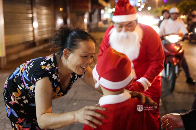 Chùm ảnh: Nhóm thợ xăm ở Sài Gòn hóa thành ông già Noel để tặng quà cho người lang thang đêm Giáng sinh - Ảnh 12.