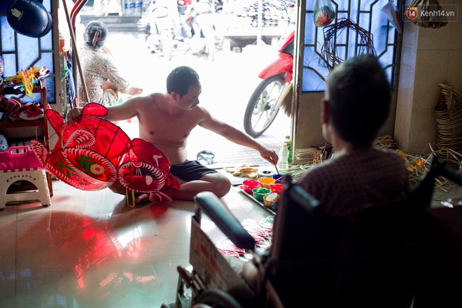 Chùm ảnh: Xóm lồng đèn giấy kính truyền thống ở Sài Gòn tất bật mùa Trung thu - Ảnh 14.