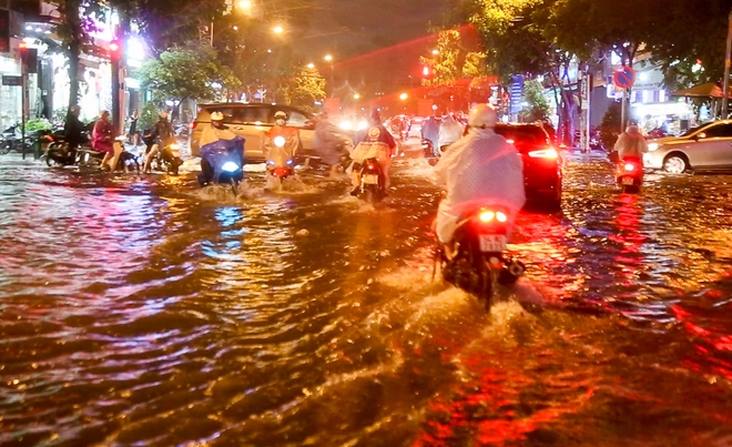 Người Sài Gòn khổ sở bì bõm về nhà trong cơn mưa cực lớn đêm cuối tuần - Ảnh 6.