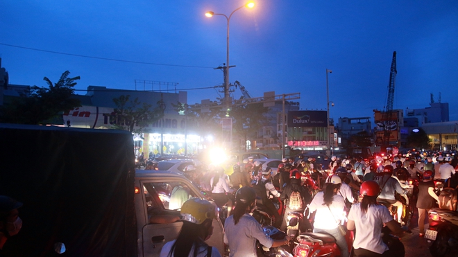 Chùm ảnh: Công trình hầm chui chậm tiến độ, người dân Đà Nẵng mệt mỏi trước cảnh hàng ngàn phương tiện ùn ứ kéo dài - Ảnh 8.