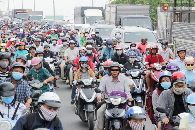 Sài Gòn ngập cả buổi sáng sau trận mưa đêm, nhân viên thoát nước ra đường đẩy xe chết máy giúp người dân - Ảnh 13.