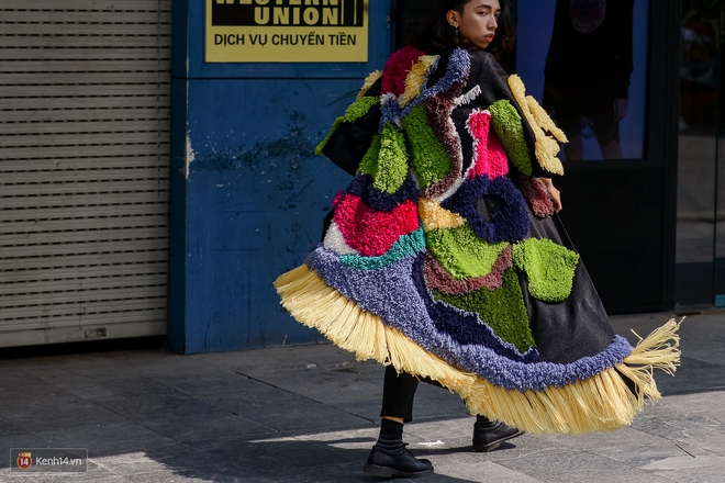 Street style ngày đầu VIFW: Giới trẻ Hà Nội ăn vận lồng lộn hơn hẳn năm trước, các nhóc tì mặc chất gây bão phố đi bộ - Ảnh 16.