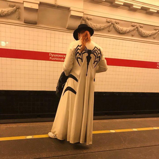 15 thảm họa thời trang tự tin thả dáng trên tàu điện ngầm - Ảnh 25.