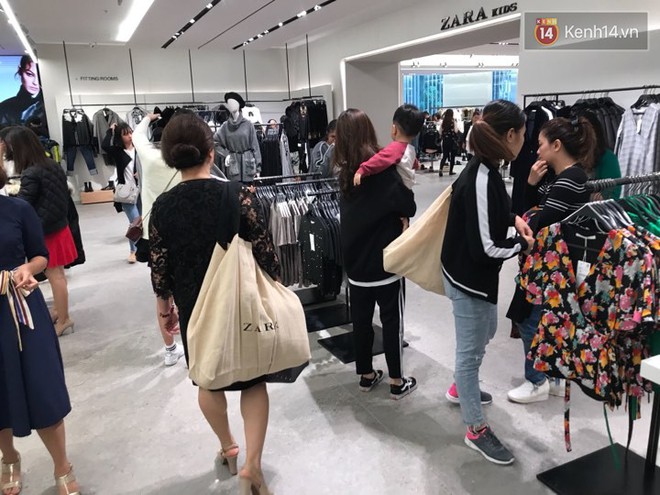 Zara Hà Nội khai trương: Tới trưa khách đông nghịt, ai cũng nô nức mua sắm như đi trẩy hội - Ảnh 23.