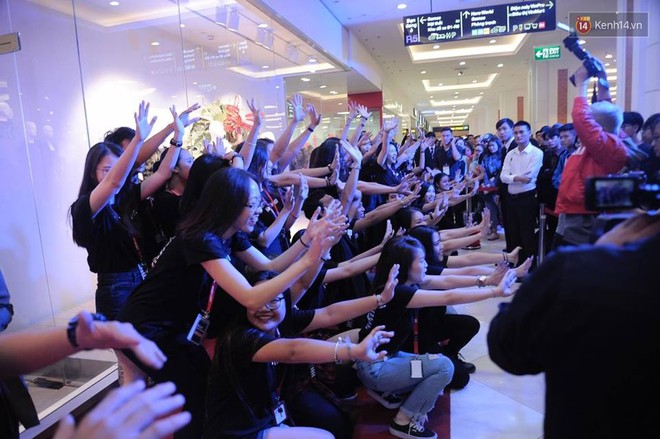 Dàn nhân viên H&M quẩy cực sung trong ngày khai trương tại Hà Nội - Ảnh 6.