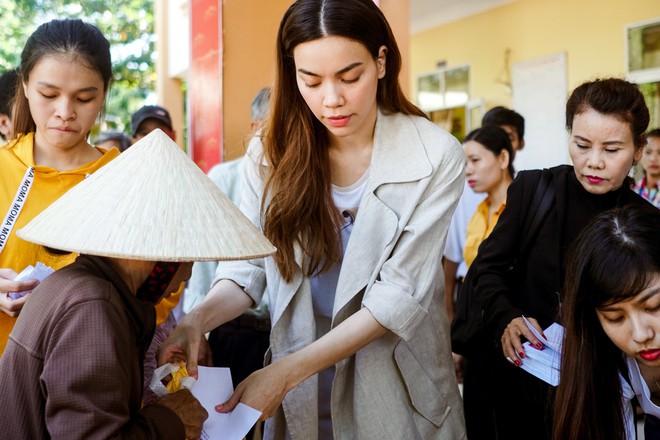 Hồ Ngọc Hà cùng mẹ về miền Trung hỗ trợ bà con sau bão Damrey - Ảnh 12. Hồ Ngọc Hà cùng mẹ về miền Trung hỗ trợ bà con sau bão Damrey - Ảnh 12.