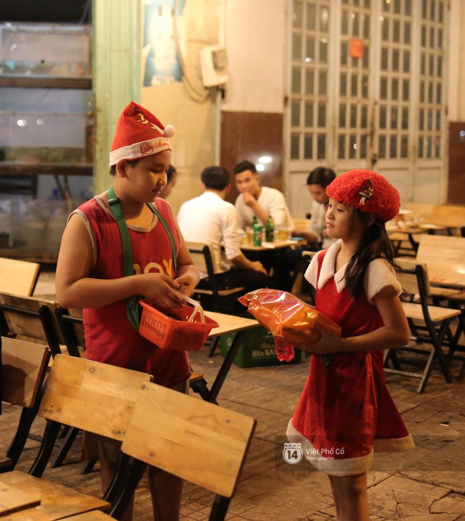 Chùm ảnh: Nhóm thợ xăm ở Sài Gòn hóa thành ông già Noel để tặng quà cho người lang thang đêm Giáng sinh - Ảnh 13.