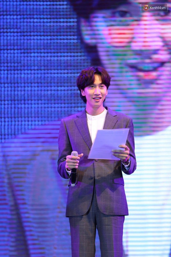 Kwang Soo xuất hiện bảnh trai, Haha trình diễn cuồng nhiệt trong tiếng hò reo của hàng ngàn fan Việt - Ảnh 1.
