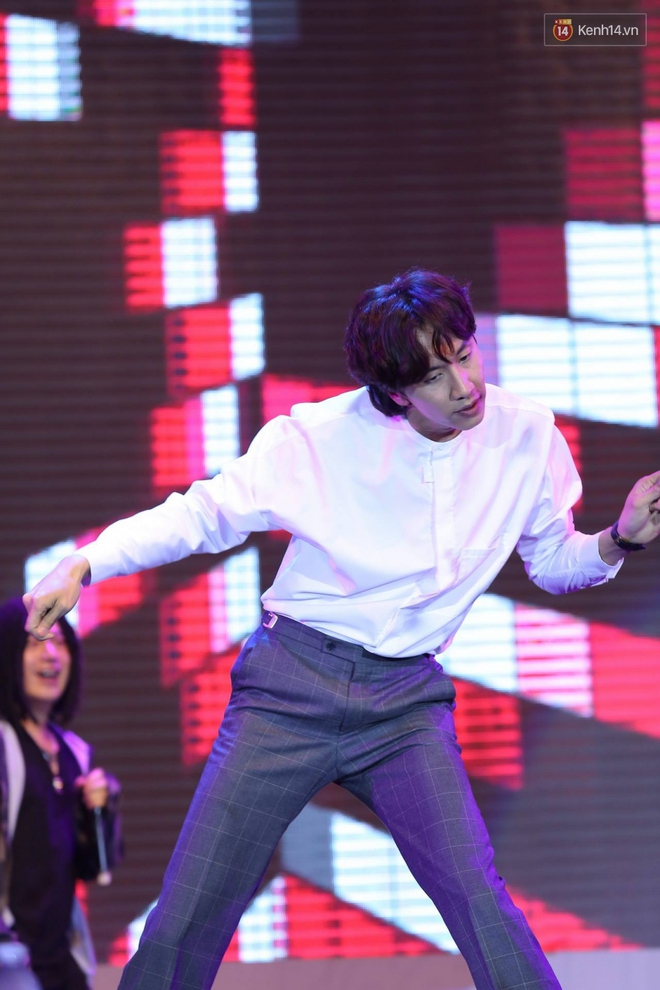Kwang Soo xuất hiện bảnh trai, Haha trình diễn cuồng nhiệt trong tiếng hò reo của hàng ngàn fan Việt - Ảnh 3.