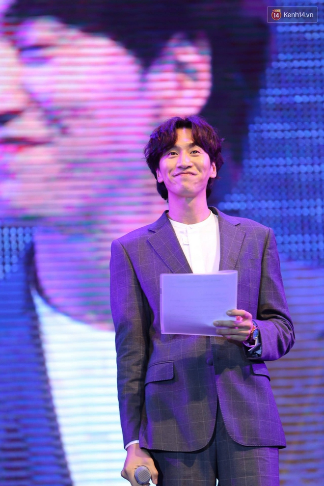 Kwang Soo xuất hiện bảnh trai, Haha trình diễn cuồng nhiệt trong tiếng hò reo của hàng ngàn fan Việt - Ảnh 2.