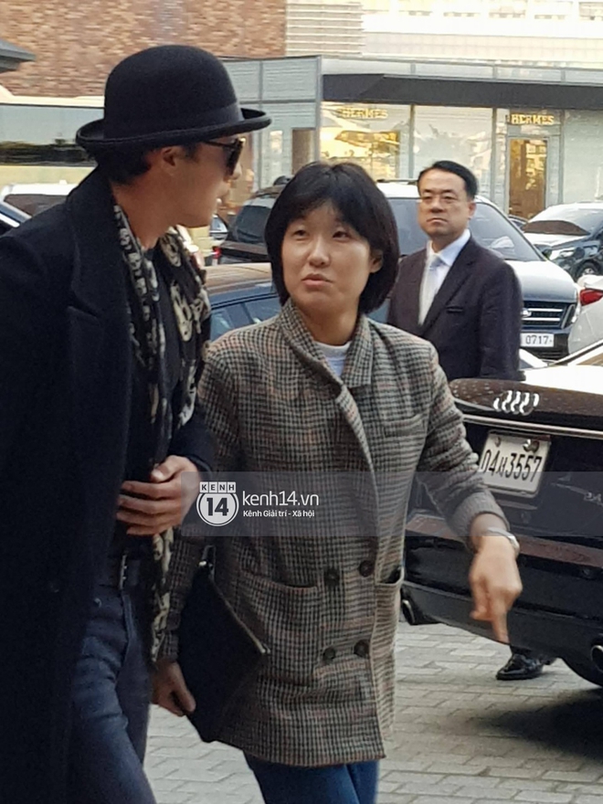 Độc quyền clip: Lee Kwang Soo, So Ji Sub đi cổng riêng, nhanh chóng tiến vào khu vực đám cưới - Ảnh 4.