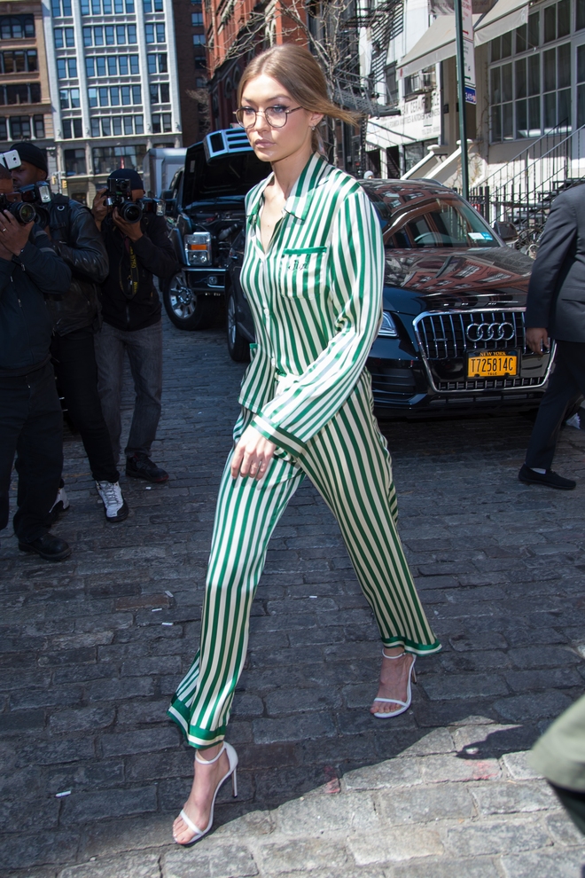 Mặt đẹp dáng chuẩn, Gigi Hadid mỗi khi bước xuống phố đều long lanh như chụp ảnh tạp chí - Ảnh 12.