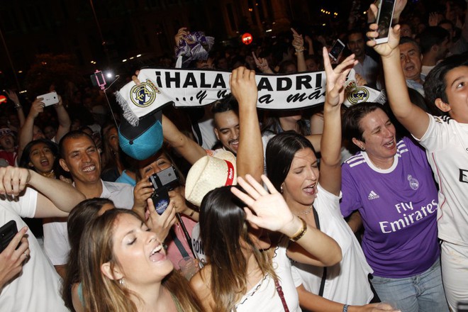 Real Madrid phá lời nguyền Champions League, CĐV ăn mừng thâu đêm suốt sáng - Ảnh 8.
