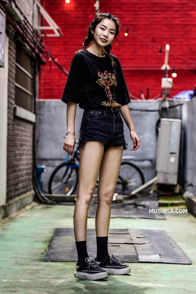 C&ugrave;ng trưng dụng quần shorts nhưng giới trẻ H&agrave;n lại c&oacute; cả t&aacute; c&aacute;ch mix, c&aacute;ch n&agrave;o cũng h&uacute;t mắt th&ocirc;i rồi! - Ảnh 5.