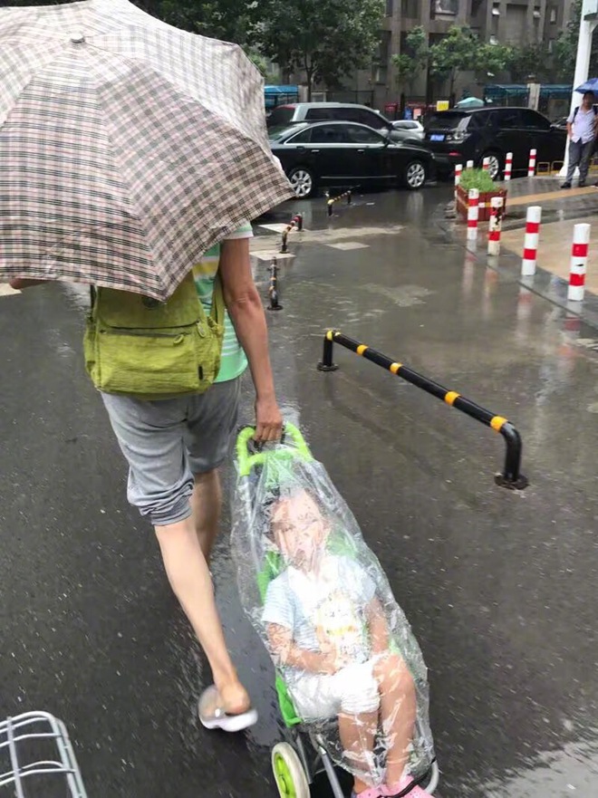 Nỗi hậm hực của 21 em b&eacute; được bố mẹ nhặt ở b&atilde;i r&aacute;c về nu&ocirc;i - Ảnh 17.