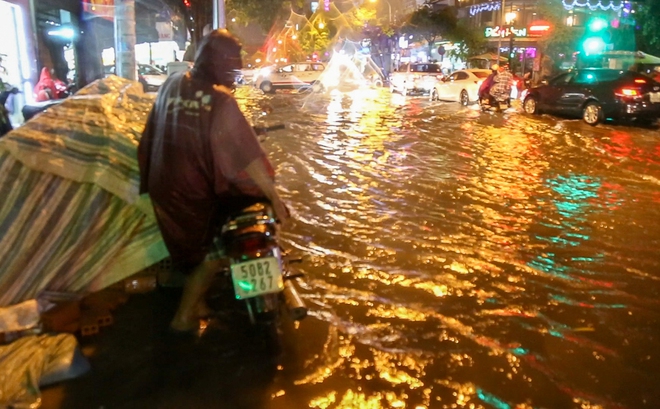 Người Sài Gòn khổ sở bì bõm về nhà trong cơn mưa cực lớn đêm cuối tuần - Ảnh 7.