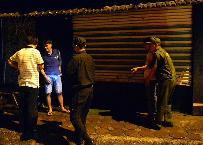 H&agrave; Nội ra qu&acirc;n tổng kiểm tra, kiểm so&aacute;t h&agrave;nh ch&iacute;nh trong đ&ecirc;m: Đang ngồi uống nước, bị mời về phường v&igrave; kh&ocirc;ng mang giấy tờ tuỳ th&acirc;n - Ảnh 15.