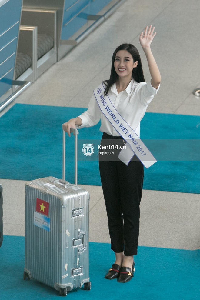 Hoa hậu Mỹ Linh diện trang phục đơn giản, tươi tắn bên mẹ và người hâm mộ tại sân bay Tân Sơn Nhất - Ảnh 15.