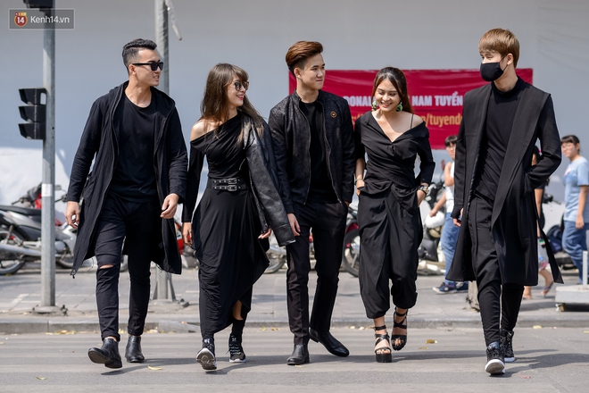 Street style ngày đầu VIFW: Giới trẻ Hà Nội ăn vận lồng lộn hơn hẳn năm trước, các nhóc tì mặc chất gây bão phố đi bộ - Ảnh 9.