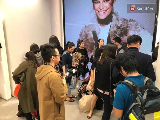 Zara Hà Nội khai trương: Tới trưa khách đông nghịt, ai cũng nô nức mua sắm như đi trẩy hội - Ảnh 25.