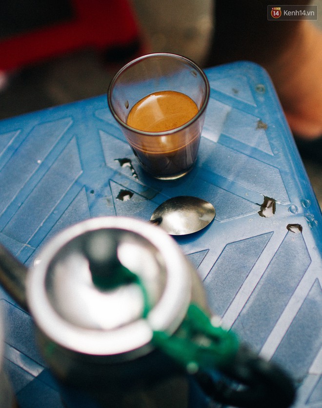 Ch&ugrave;m ảnh: Người S&agrave;i G&ograve;n v&agrave; th&oacute;i quen uống cafe c&oacute;c từ l&uacute;c mặt trời chưa l&oacute; dạng cho đến chiều t&agrave; - Ảnh 10.