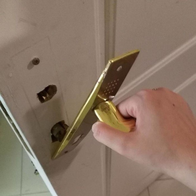 15 khoảnh khắc cay đắng đụng đ&acirc;u hỏng đấy của những người vận sao chổi - Ảnh 23.