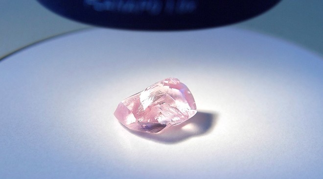 Lộ diện viên kim cương hồng lớn nhất trong lịch sử nước Nga - Ảnh 1.