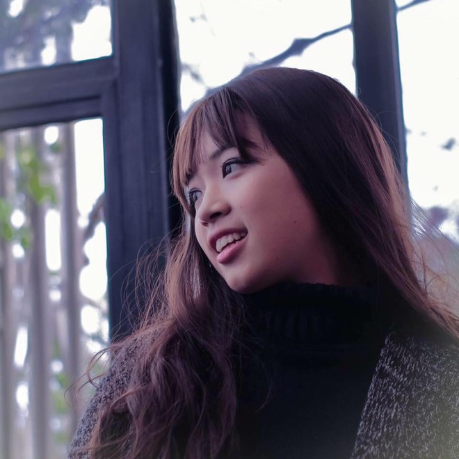 Fan nữ được Sơn T&ugrave;ng &ocirc;m eo, kho&aacute;c vai tr&ecirc;n s&acirc;n khấu fan-meeting l&agrave; ai? - Ảnh 11.