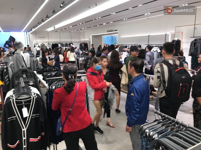 Zara Hà Nội khai trương: Tới trưa khách đông nghịt, ai cũng nô nức mua sắm như đi trẩy hội - Ảnh 24.